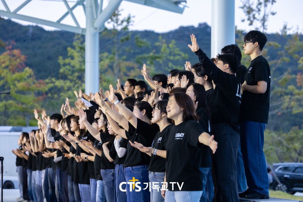 손을 들고 찬양하는 연합 콰이어