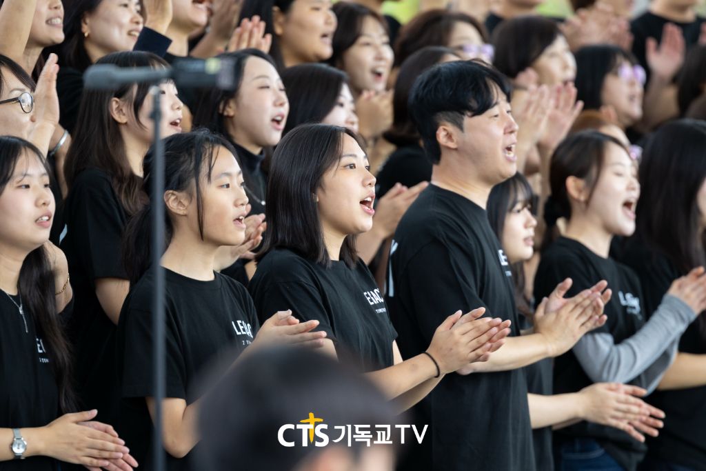 함께 찬양하는 청년들