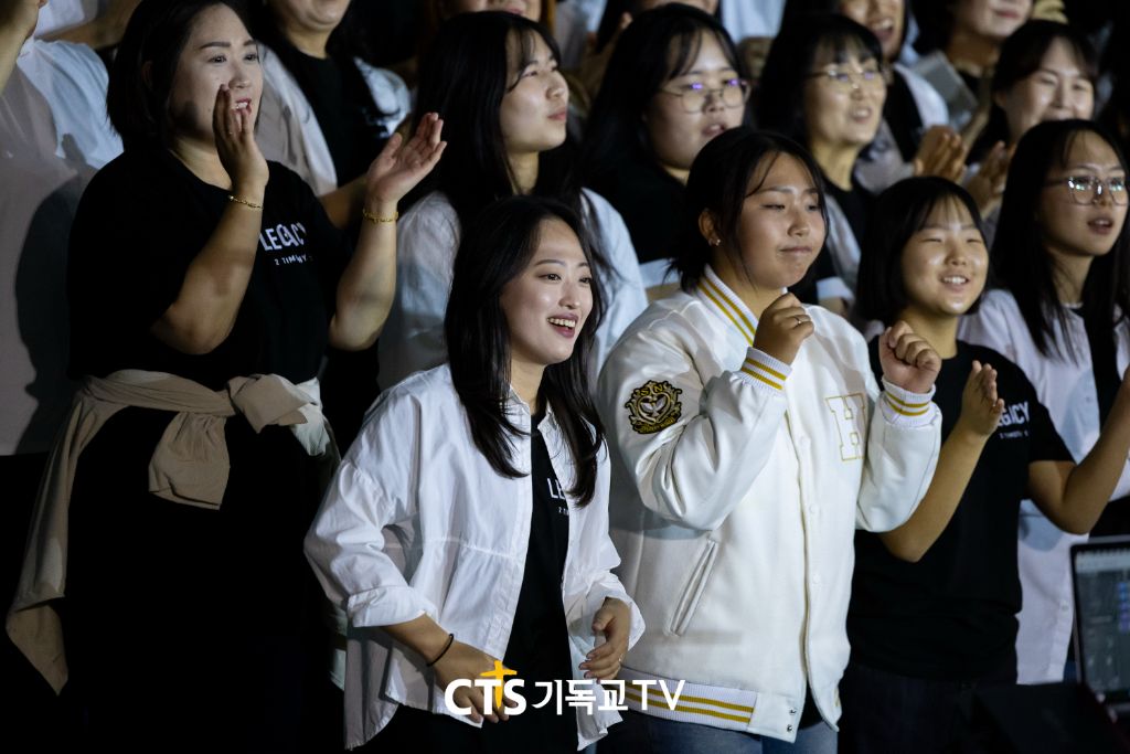 기뻐하며 찬양하는 청년들