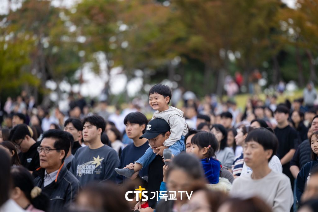 아빠 어깨 위에서 웃는 아이