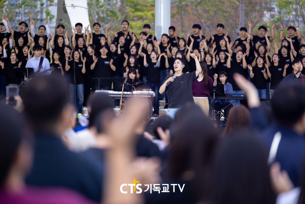 콰이어와 함께 찬양하는 인도자