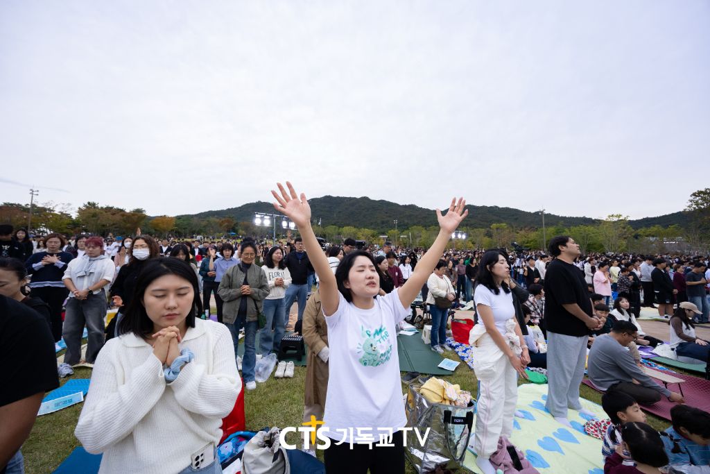 두 손 들고 예배하는 성도