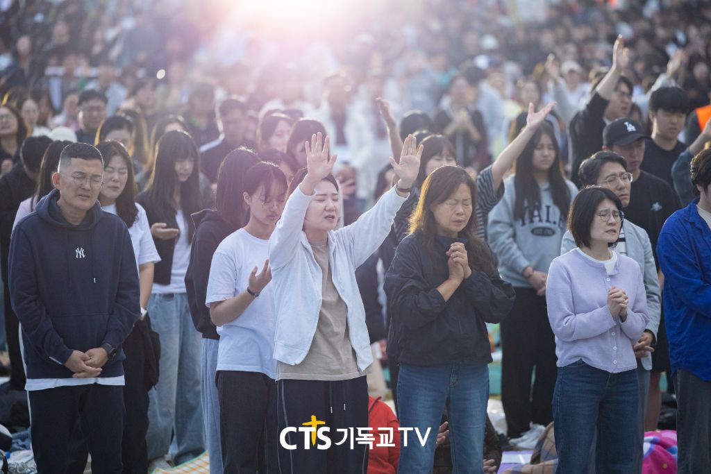 햇살 아래 기도하는 회중