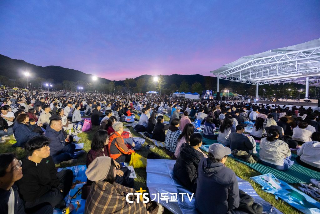 노을 아래 함께 모인 회중